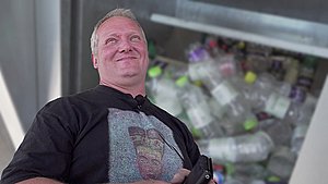Niels tæller hver en dåse, inden han panter: - Det er jo reelt tyveri