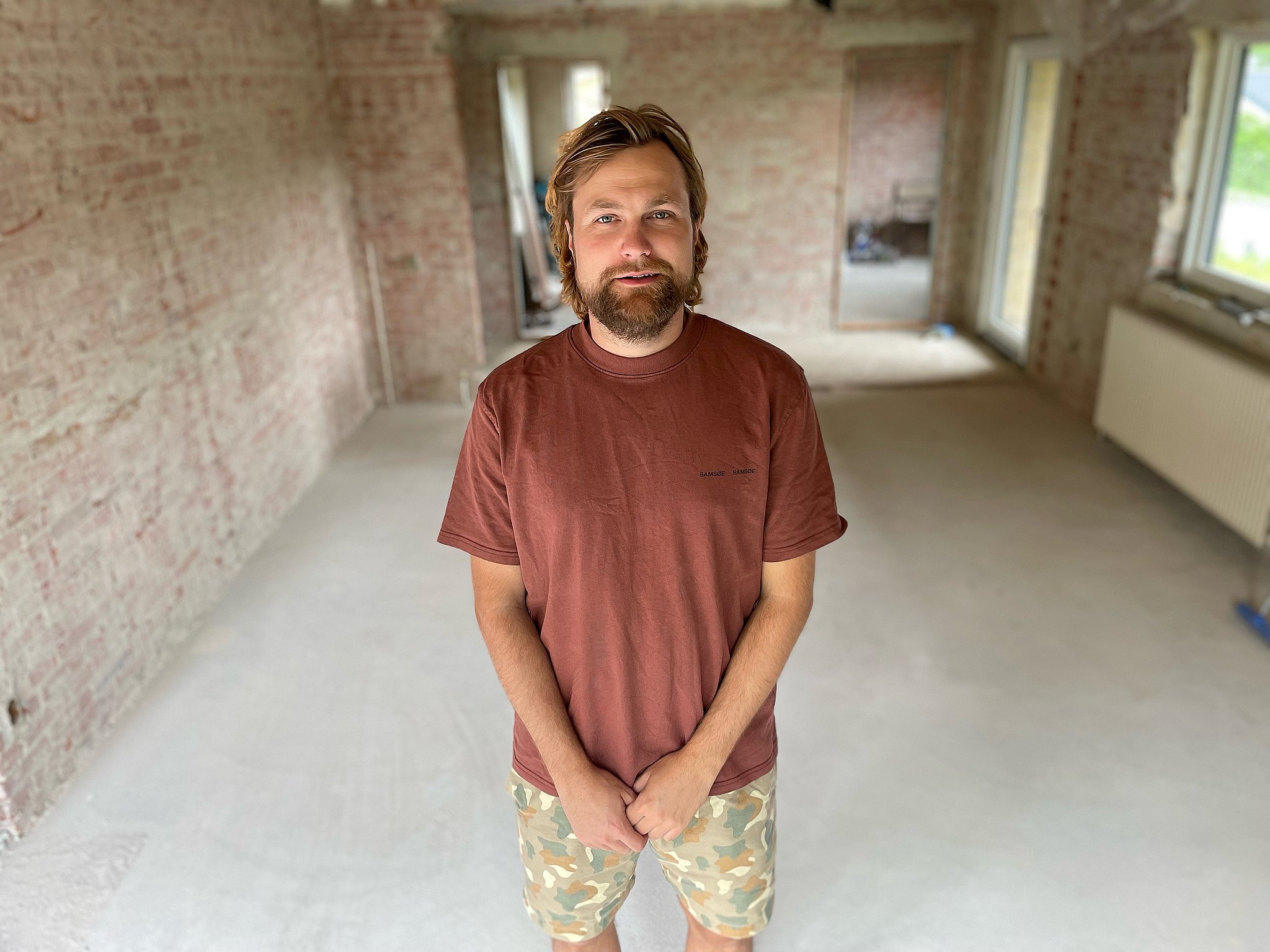 - Det er det mest idiotiske tidspunkt at renovere på, for materialer er bare stinkende dyre, siger Emil Kondrup.