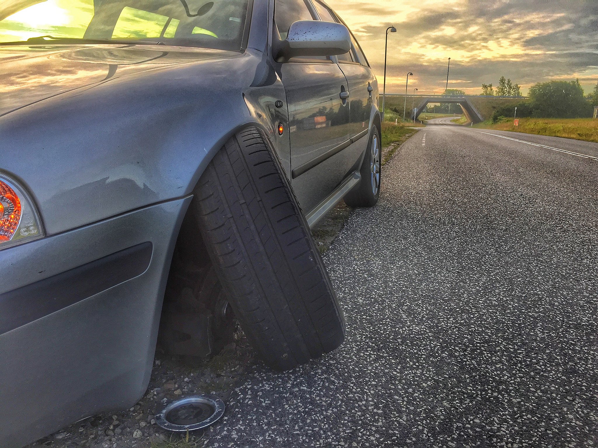 280617 Løse hjulbolte - en kvinde mistede venstre forhjul lige efter hun var kørt af motorvejen