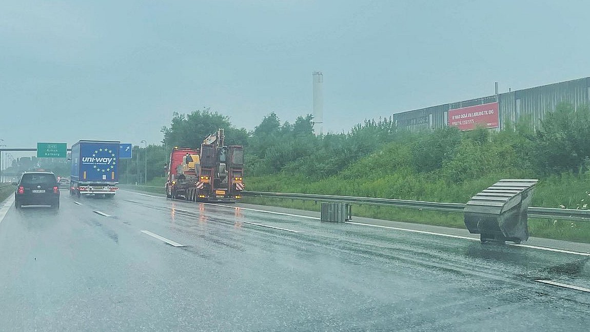 fysisk parti nød Lastbil brager ind i motorvejsbro og taber kæmpe-skovle | TV2 Nord