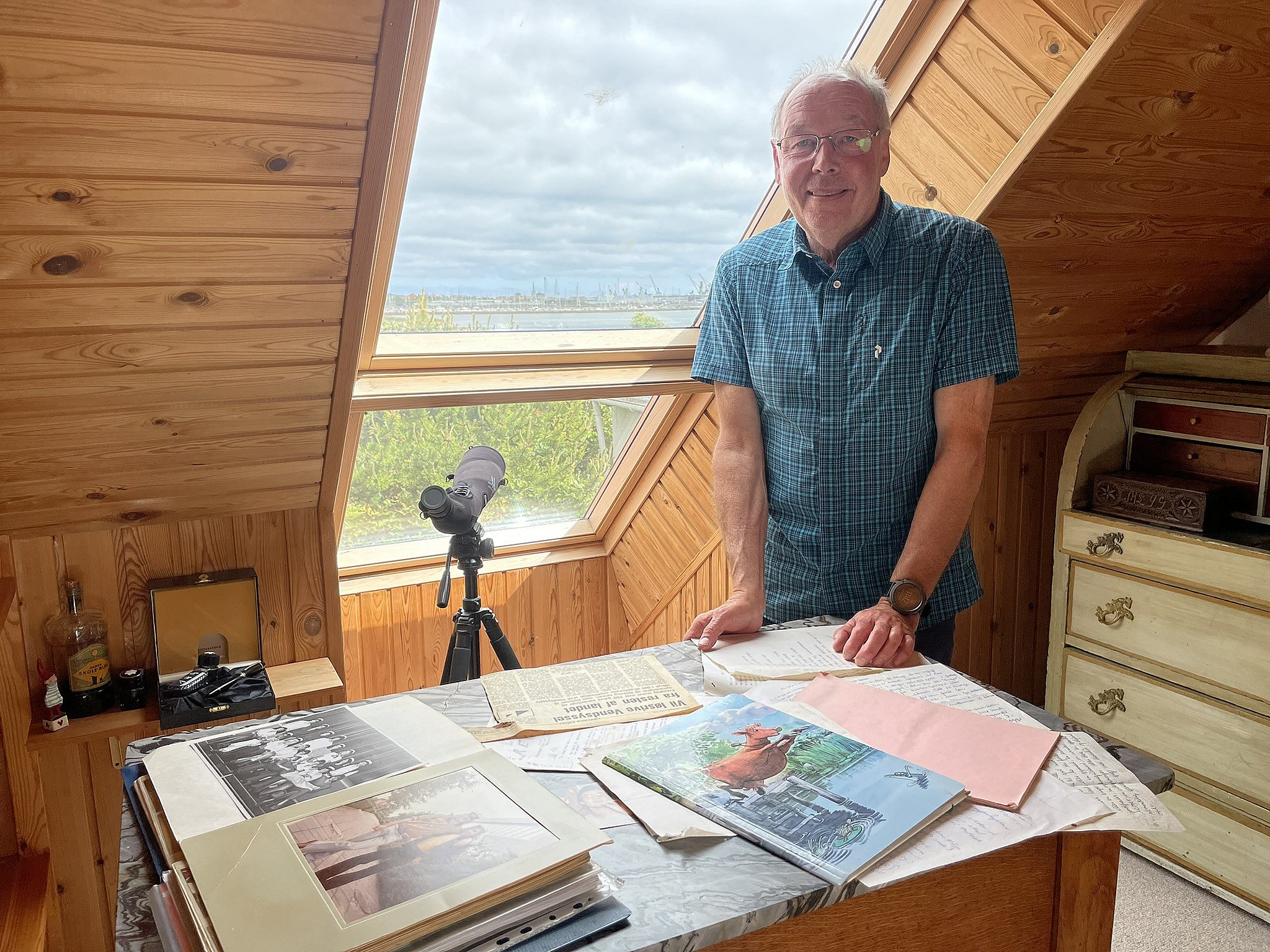 Carsten Hildebrandt med knap 50 år gamle billeder og avisudklip.