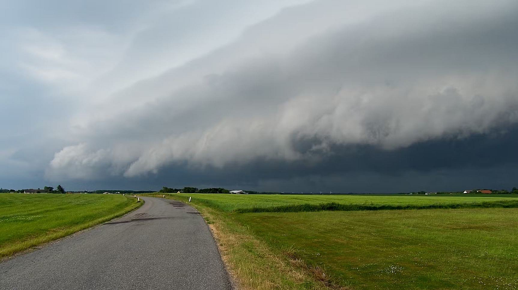 Truende ser det ud, når tordenfronten nærmer sig. Set fra Børglum i Nordjylland.