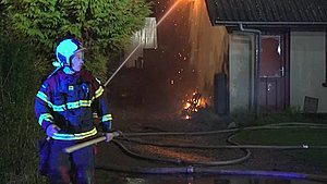 Hus totalskadet: Gasflasker og fyrværkeri eksploderer i brand