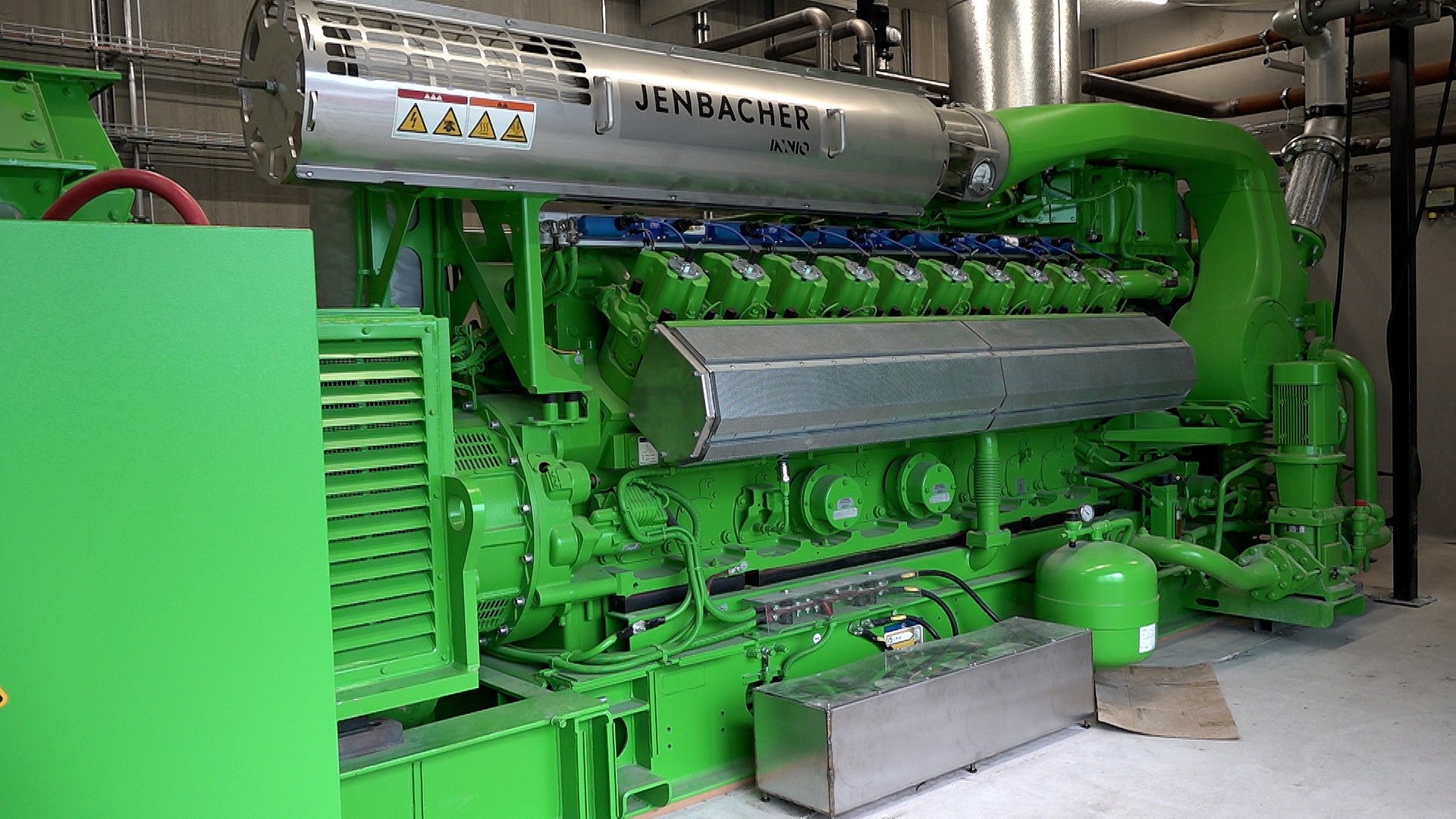 En enorm gasmotor laver både strøm og varme.