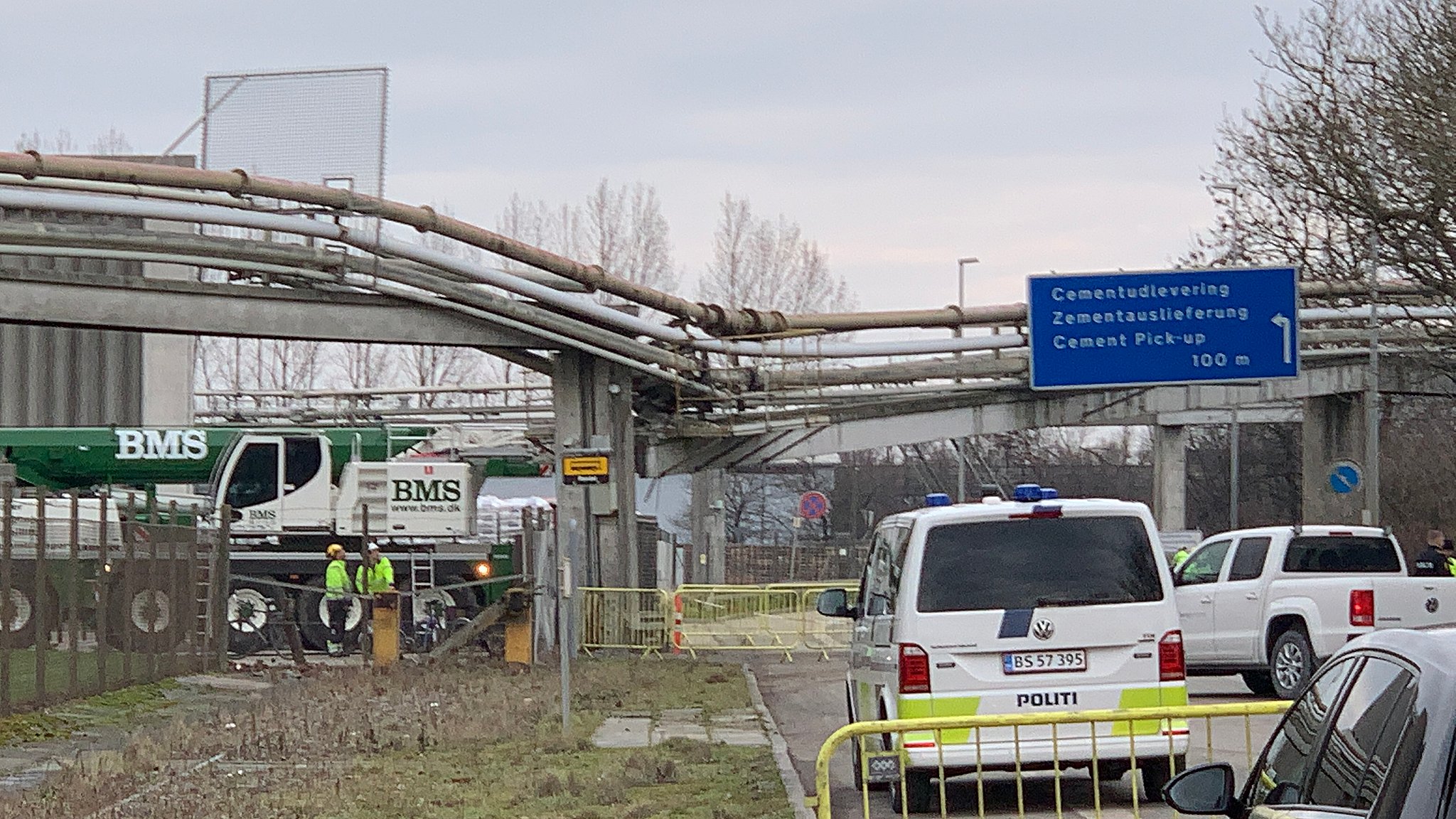 Bro påkørt af lastbil: spærret på grund af risiko for sammenstyrtning | TV2 Nord