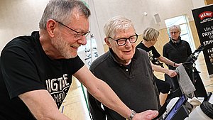 Der prustes og svedes i pedalerne: 70-årige Poul cykler med de &#039;Rigtige Mænd&#039;