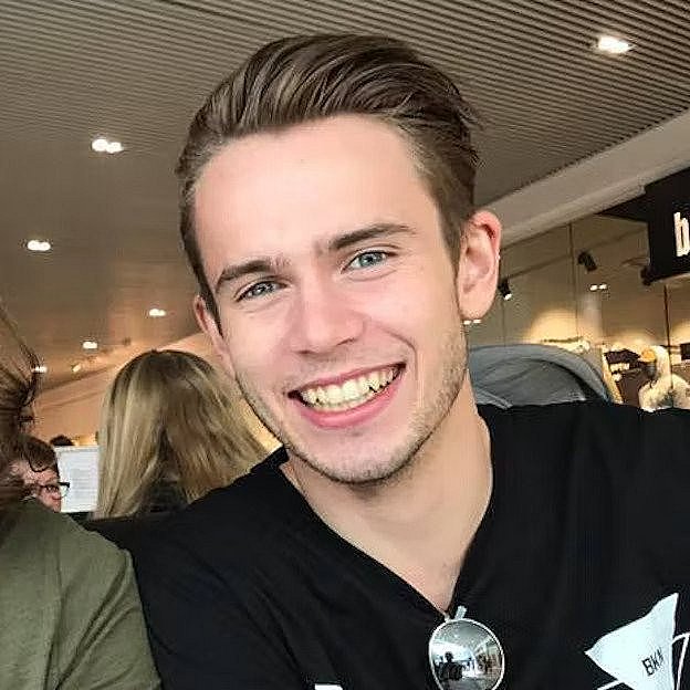 Kristoffer Lundholm som 20-årig, mens han er ude at spise med sin mor og bror. Foto: Privatfoto