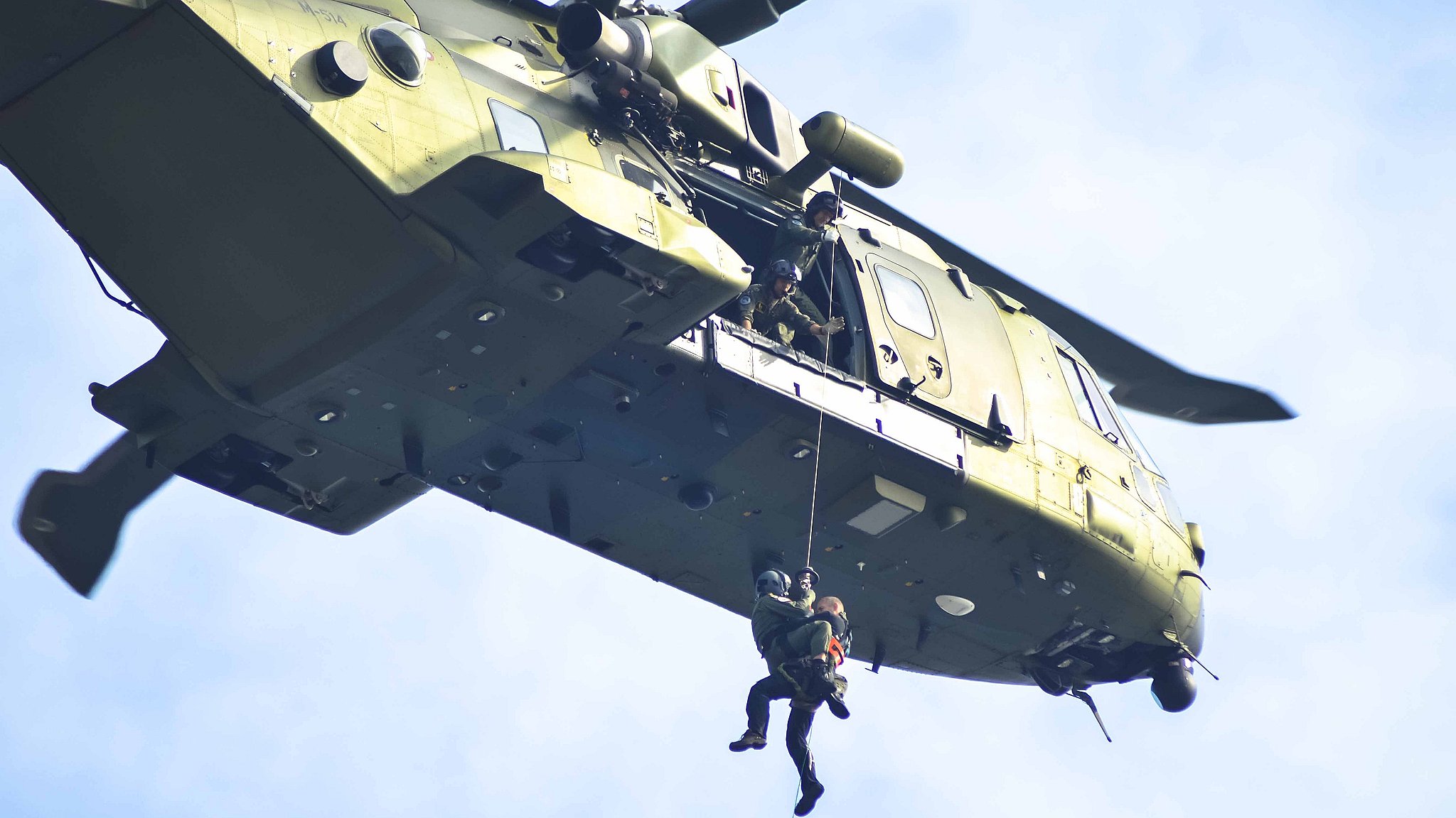 Se video:Helikopter redder mand ud af brændende skorsten | TV2