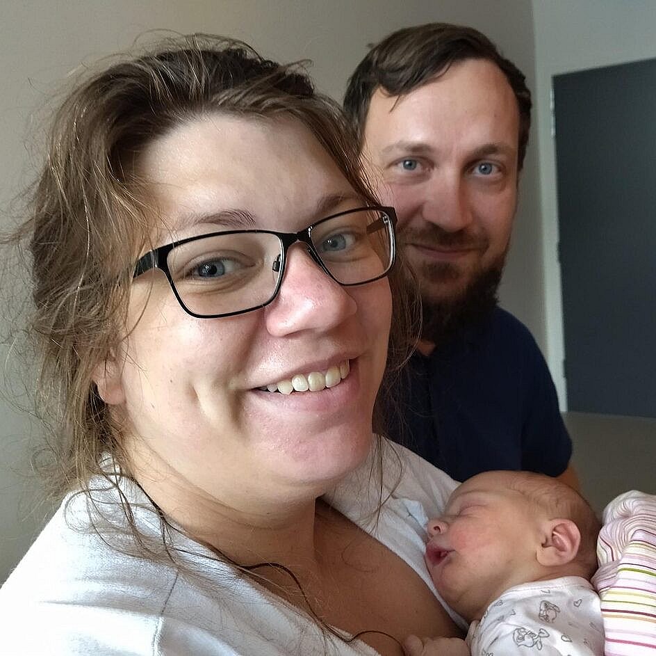 Anne Mette Frederiksen med sin mand og deres datter, Thrud, på hospitalet, da Thrud blev født. Foto: Privatfoto
