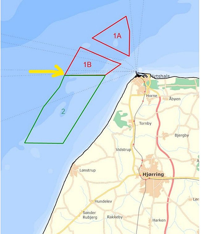 Det er der hvor pilen peger, at man har planer om at opstille vindmøllerne. Lige på grænsen af de to felter, der oprindeligt var to forskellige projekter.