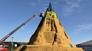 21 meter højt sandslot males i Ukraines farver