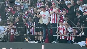 Rasende fans ventede uden for stadion - spillere måtte aflevere alle trøjer