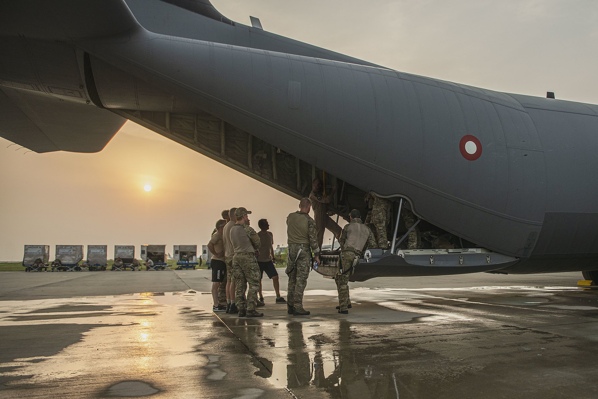 Danske soldater holder briefing på bagsmækken af en Hercules i Islamabad Lufthavn.