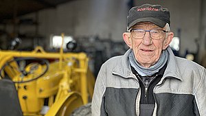 85-årige Ejvind arbejder med traktorer hver dag: - Det er et godt tidsfordriv
