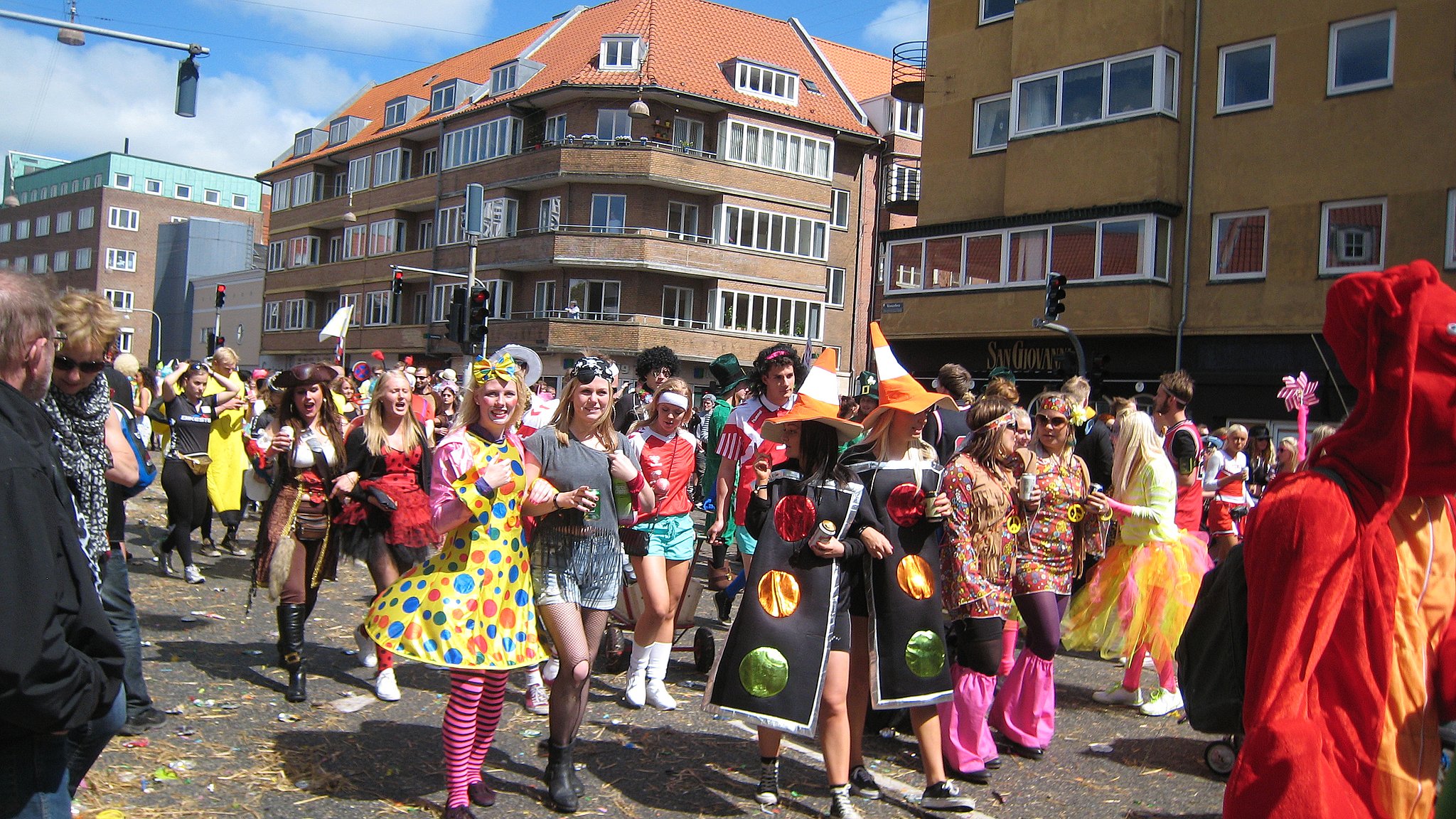 Falske karnevalsarmbånd i | TV2