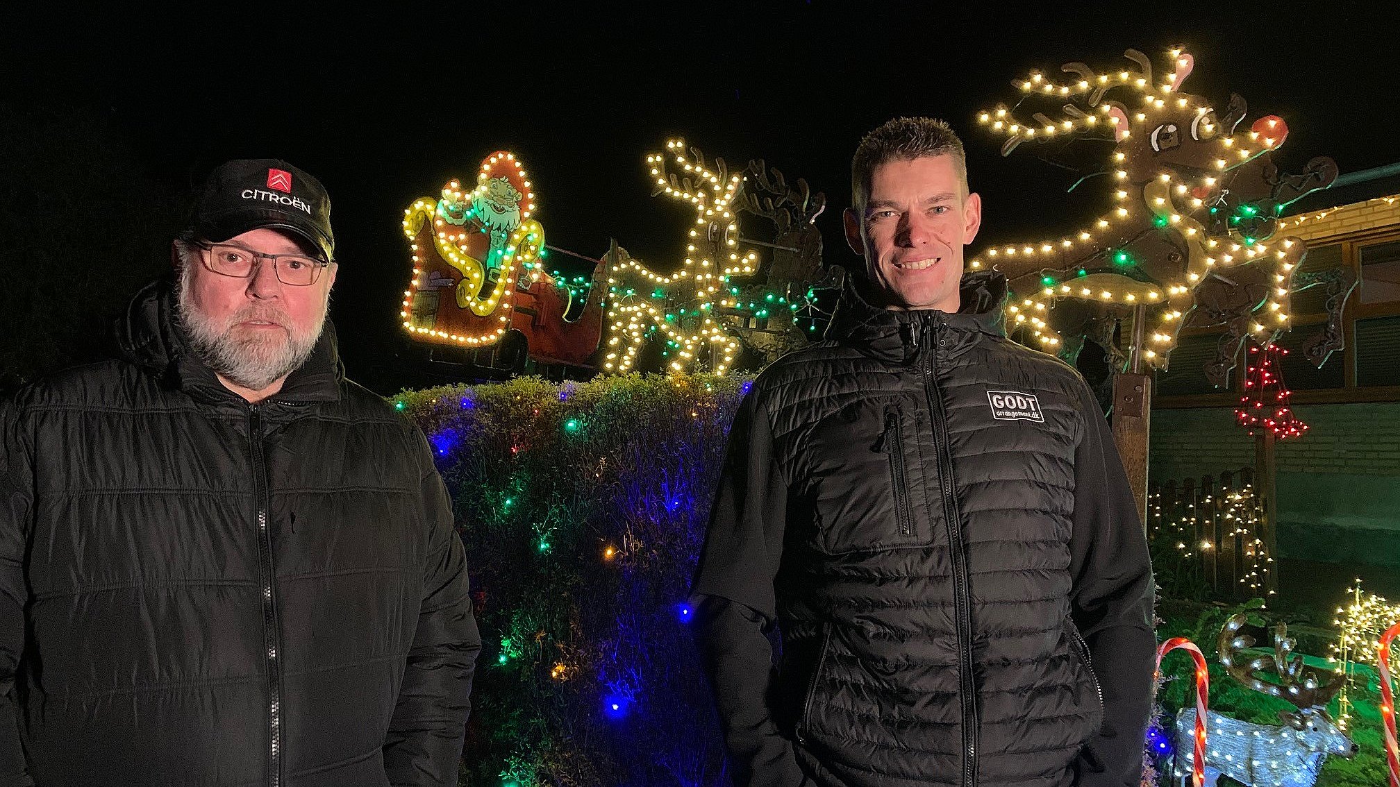 Lys i og lyser hel villavej med vild julebelysning | TV2 Nord