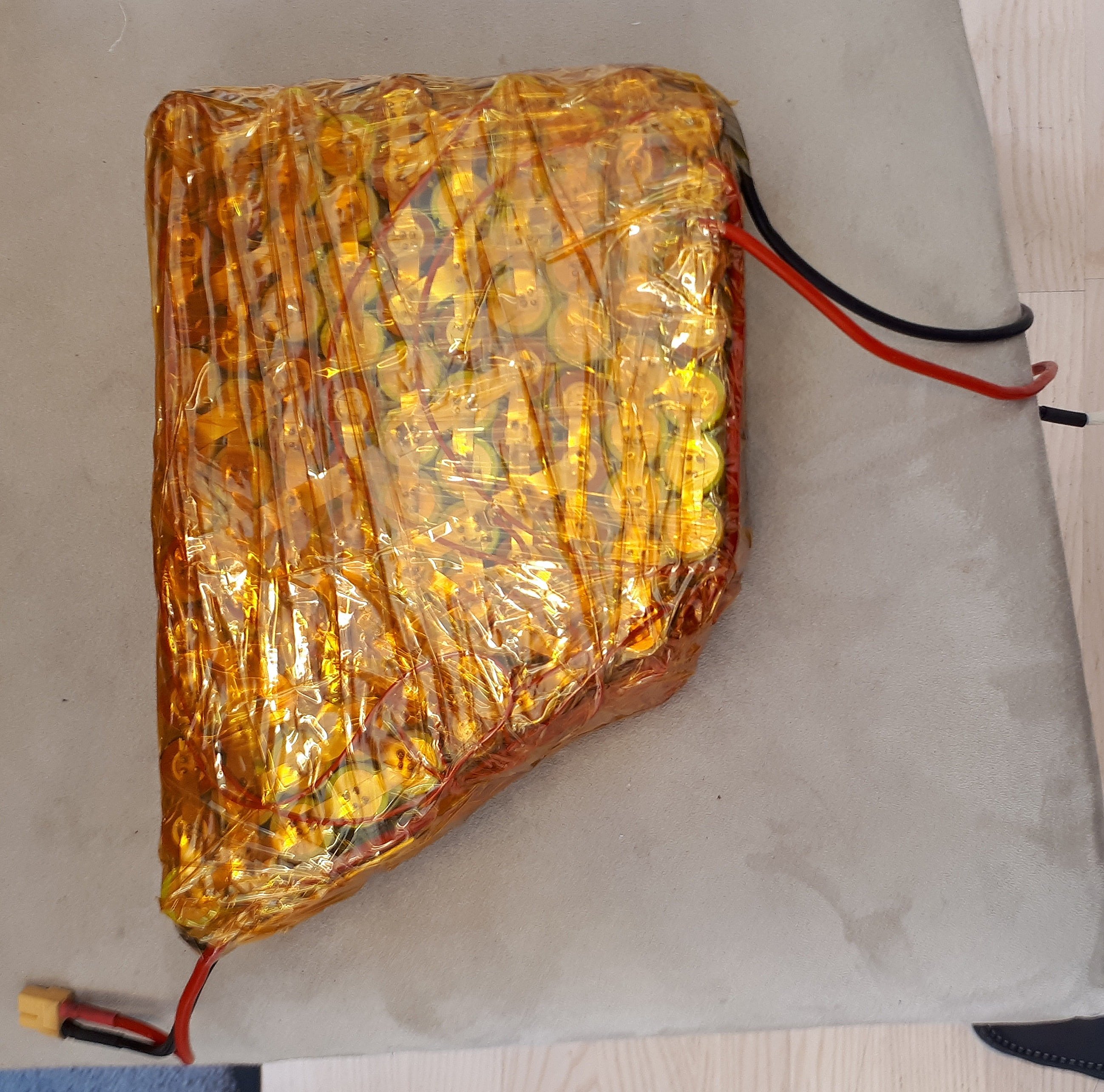 frygtede bombe: Ingeniørstuderende hjemmelavet batteri i taske |