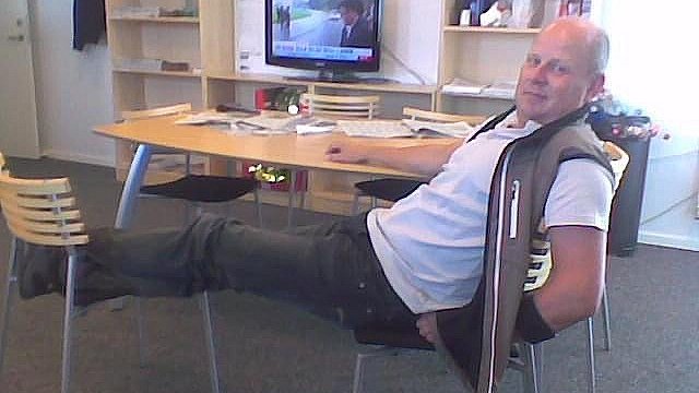Et sjældent øjeblik, hvor Ivan Johan Hansen sidder stille på egnsredaktionen i Hjørring. Han kan godt lide, når arbejdstempoet er højt, for som han siger: "Det nytter ikke noget at sidde og dalre."