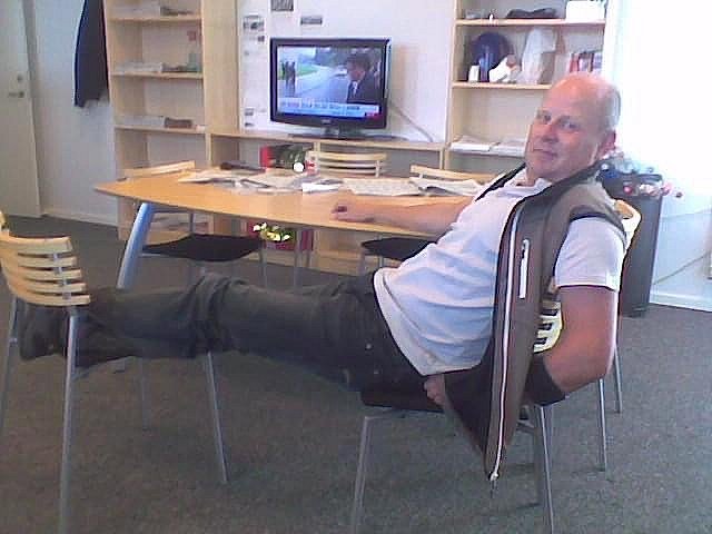 Et sjældent øjeblik, hvor Ivan Johan Hansen sidder stille på egnsredaktionen i Hjørring. Han kan godt lide, når arbejdstempoet er højt, for som han siger: "Det nytter ikke noget at sidde og dalre."
