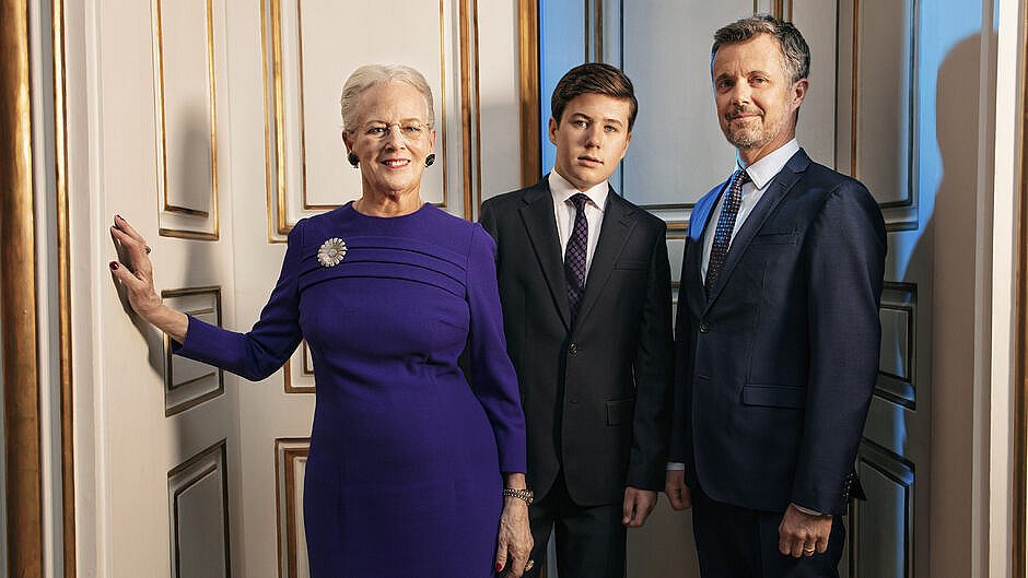 makker reform Cape Se de nye billeder af dronning Margrethe og Danmarks to kommende konger |  TV2 Nord