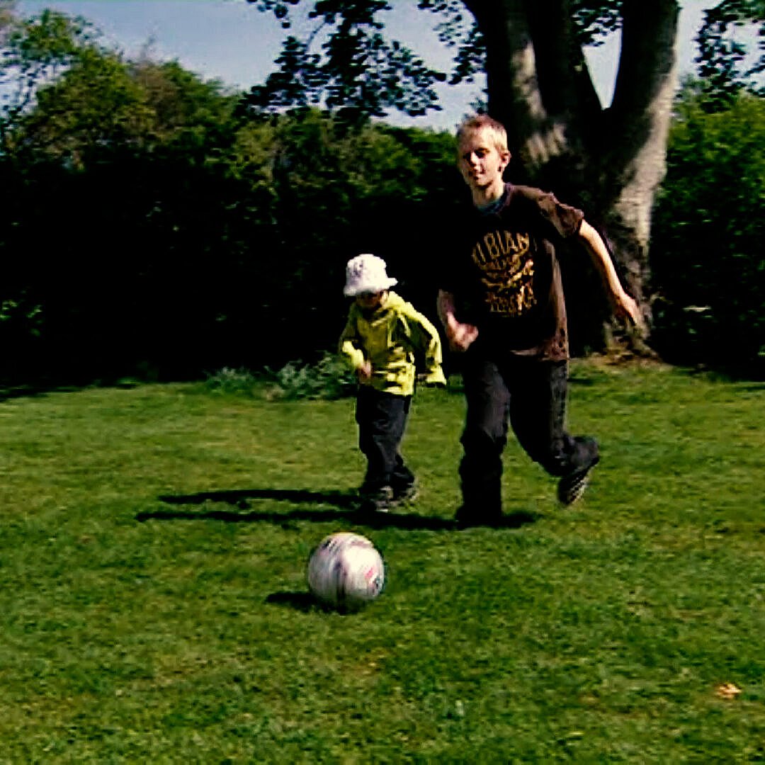 Jespers storebror er kun et år ældre, så de legede sammen i barndommen og spillede fodbold, selvom der var stor forskel på deres størrelse.