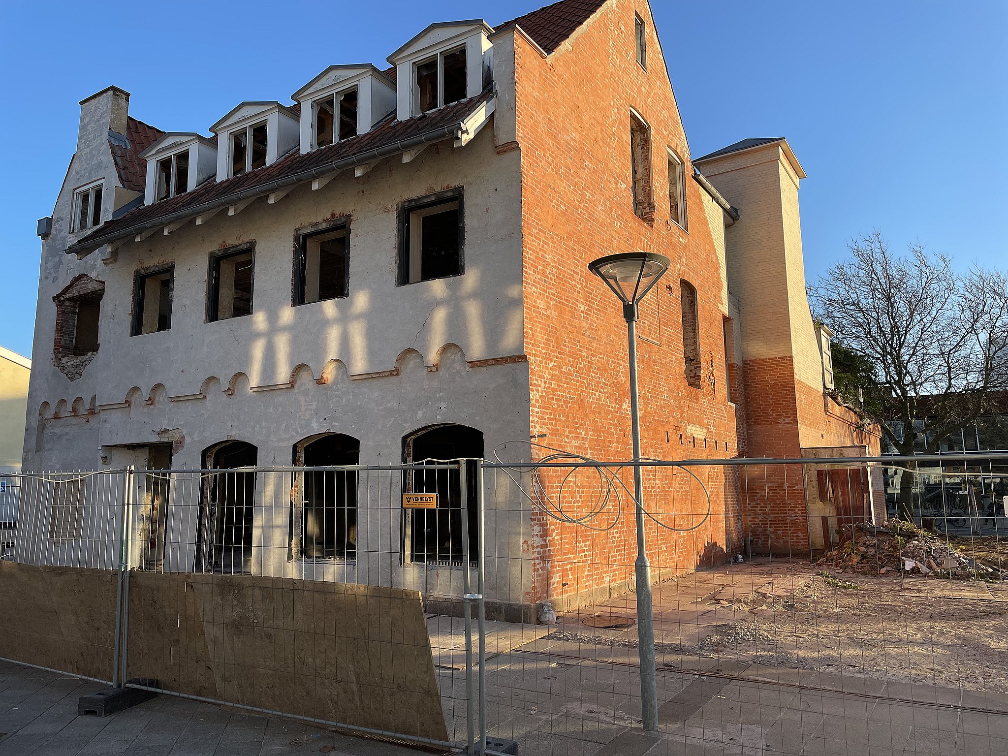 Sådan så bygningen, der tidligere havde huset Messing Jens ud lige inden den endelige nedrivning fandt sted 6. januar.