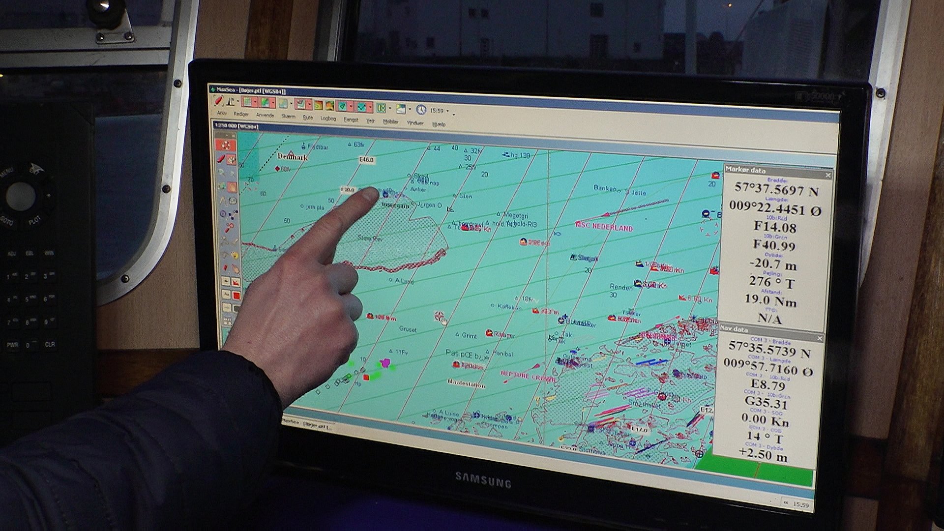 De hollandske fiskeres færden i Skagerrak ses tydeligt på radarskærmen.
