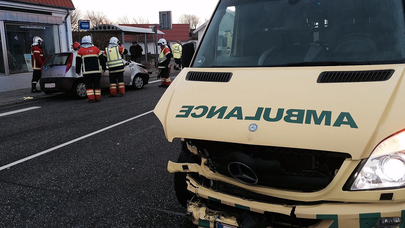 Trafikuheld: Bil kørte ud ambulance med | TV2 Nord