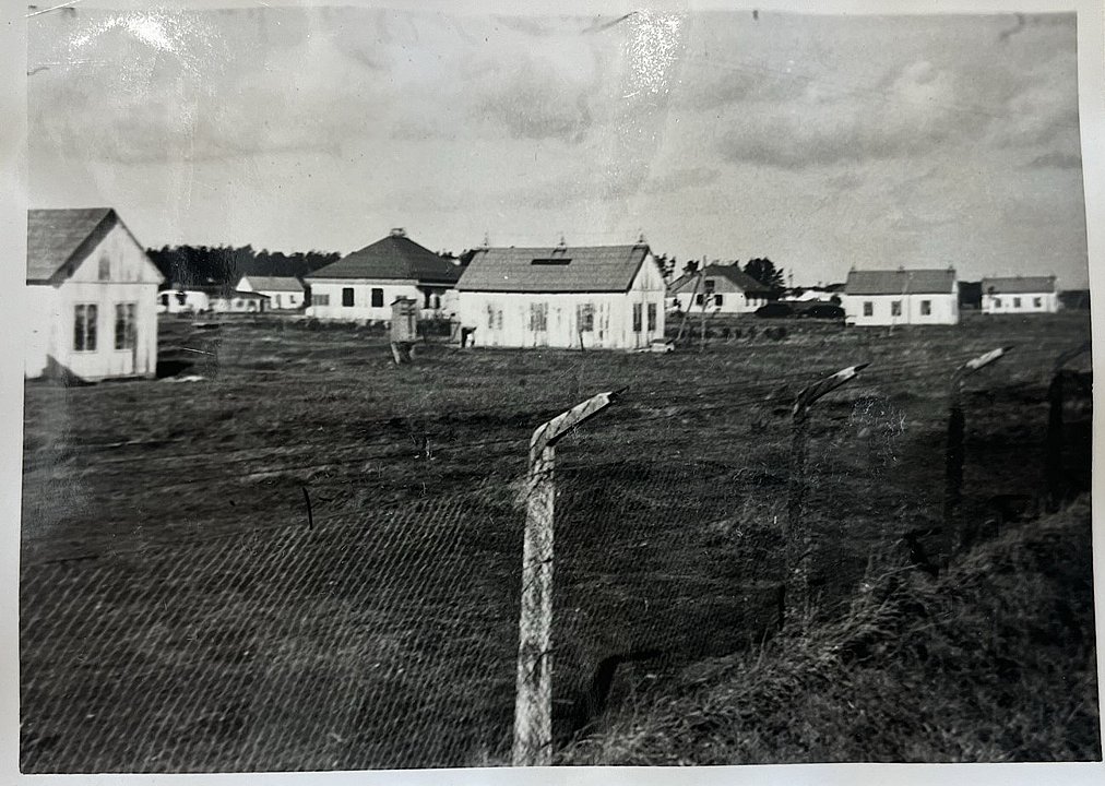 Fra 1940-45 lå det tyske ammunitionsdepot til Aalborg Lufthavn uden for Aabybro. Depotet var forklædt som en almindelig landsby, så de britiske bombefly ikke kunne skelne det militære mål fra civil bebyggelse.