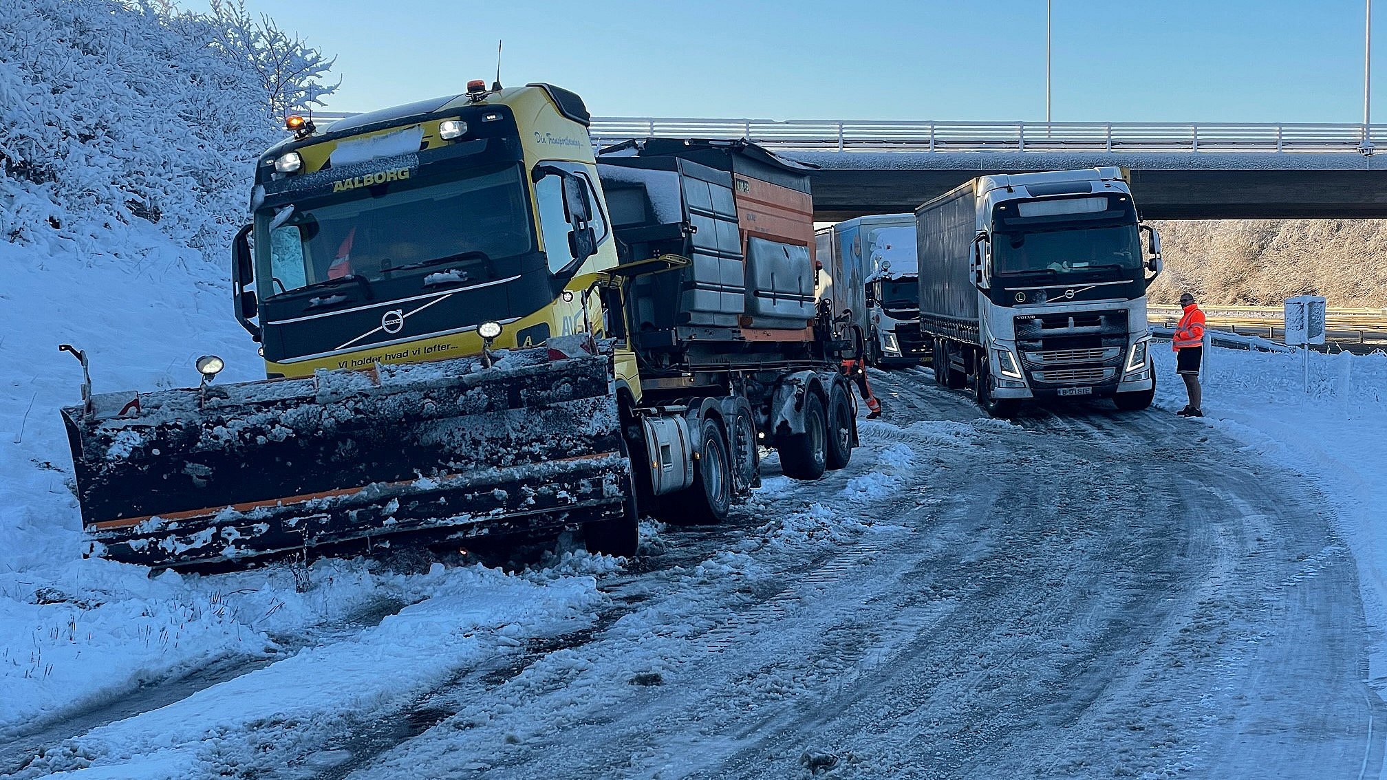 Særligt lastbilerne havde det hårdt i sneen onsdag morgen.