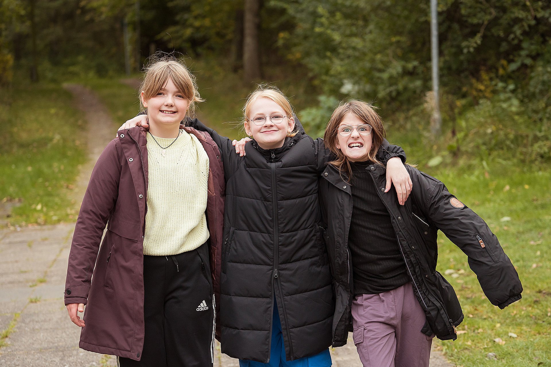 - Man kan godt være lidt genert, lige når man kommer, hvis det er lang tid siden, man har set de andre, siger 10-årige Kimy Saxling (i midten), som hurtigt falder i snak med camp-veninderne.