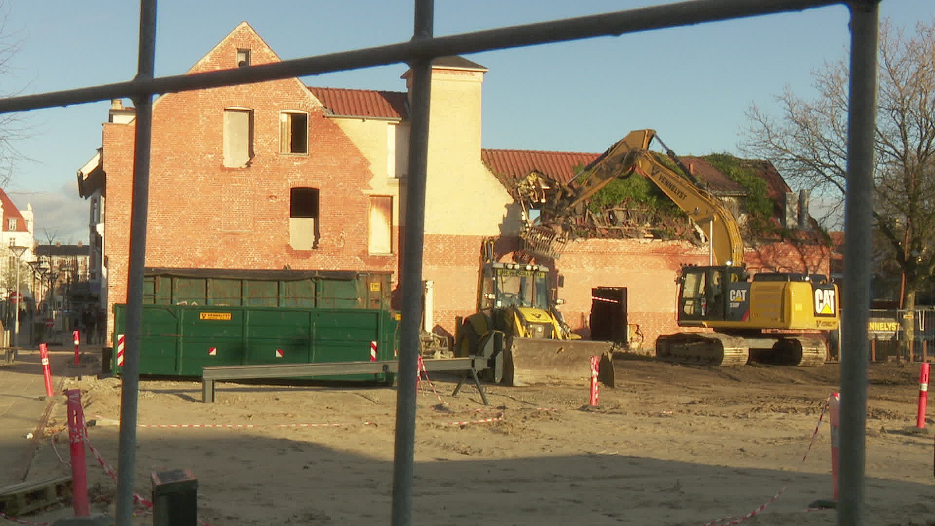 Grunden hvor det er planlagt at bygge den nye musikskole, blev ryddet for den gamle diskoteksbygning Messing Jens 6. januar.