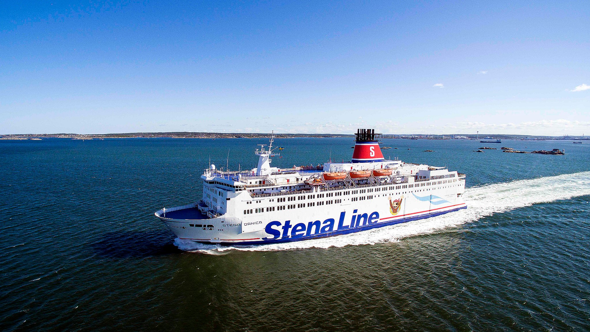 010518 Stena Danica fragter tusindvis af shoppe-glade danskere til Sverige for at handle.