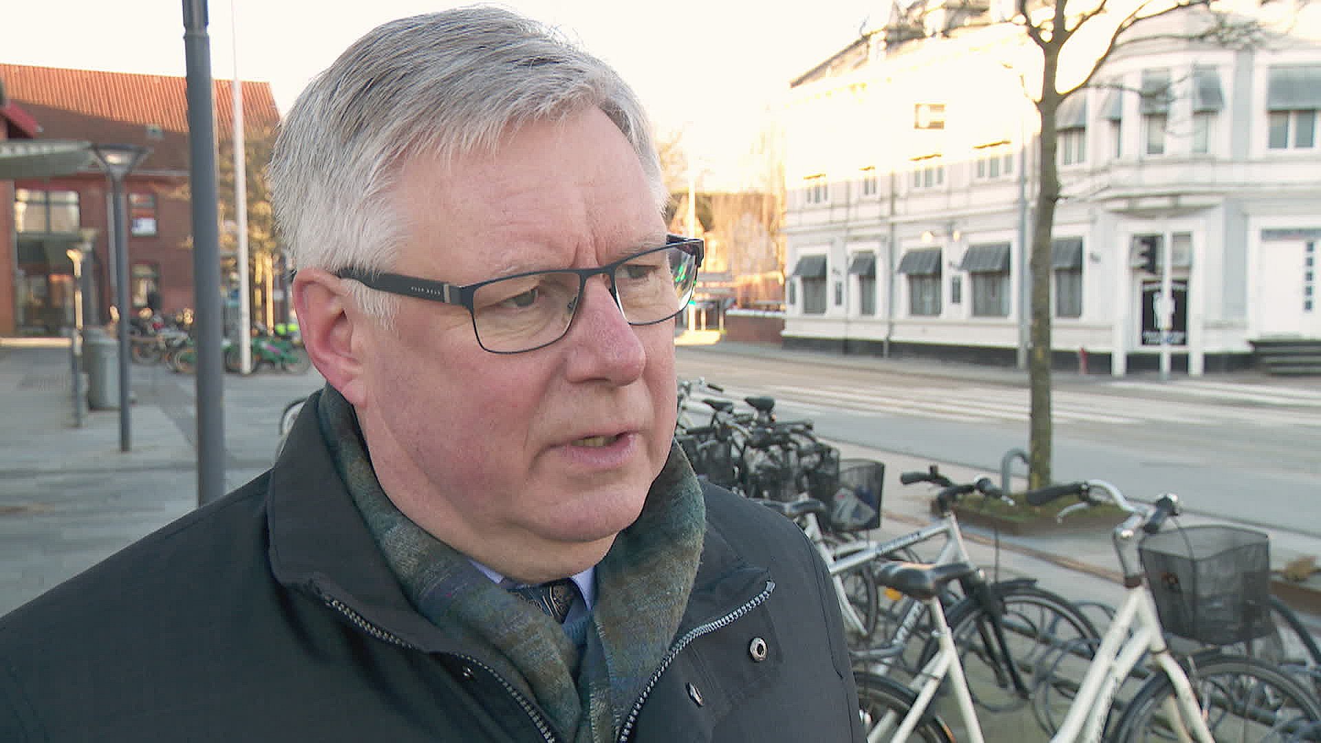 Borgmester Søren Smalbro (S) mener, at det er en ny situation, fordi budgettet er overskredet.