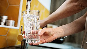 Prøver fastslår: Coliforme bakterier fundet i drikkevandet hos fire vandværker