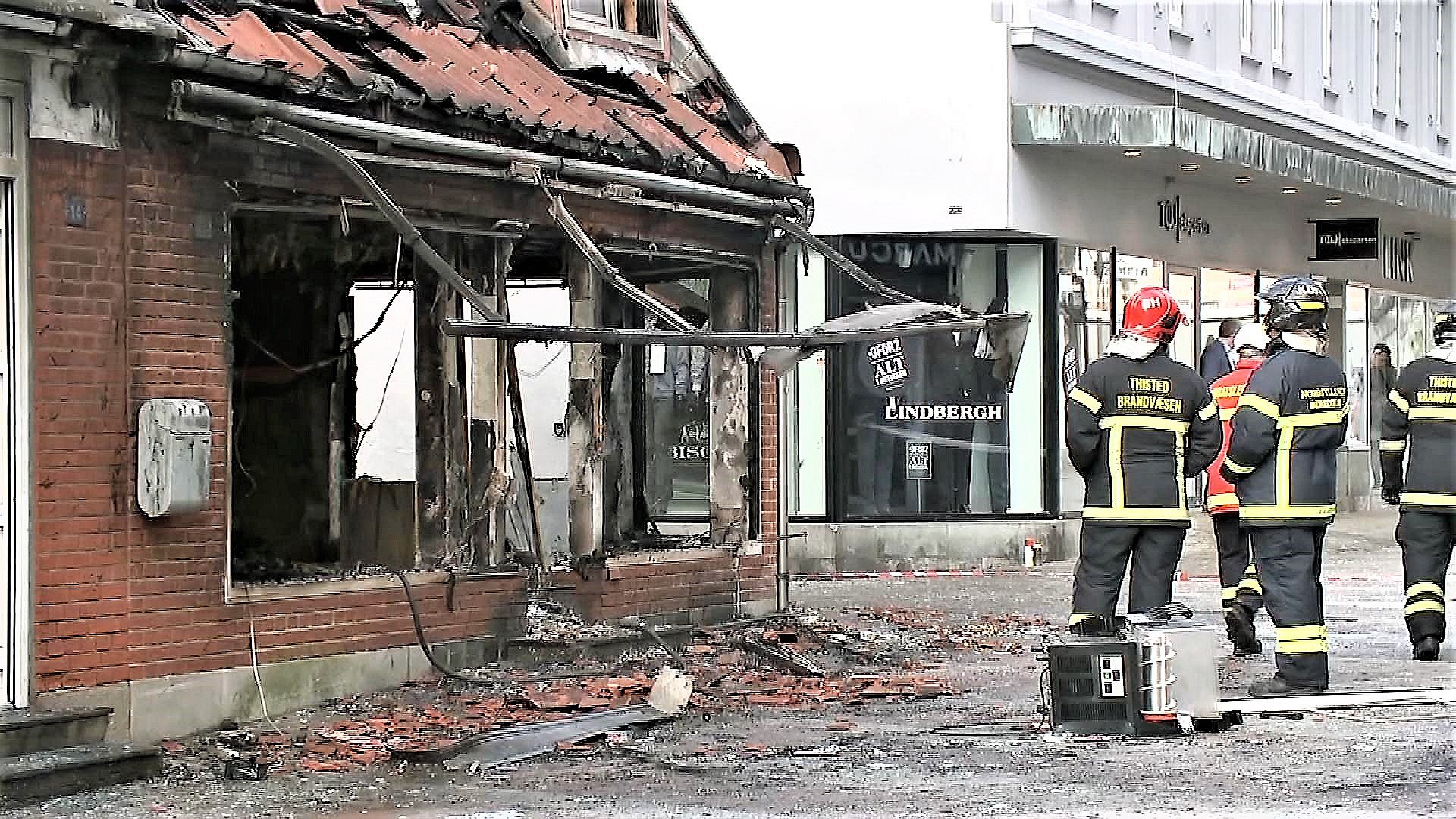Besøg bedsteforældre organ Vag 20-årig dømt for at sætte ild til slikbutik i Thisted | TV2 Nord