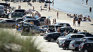 80-årig mand tiltalt for at køre over solbadende kvinde på strand