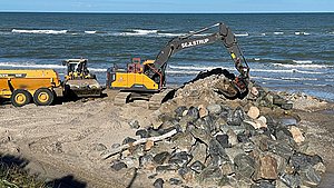 Kæmpe sten skal forhindre havet i at spise af velbesøgt strand