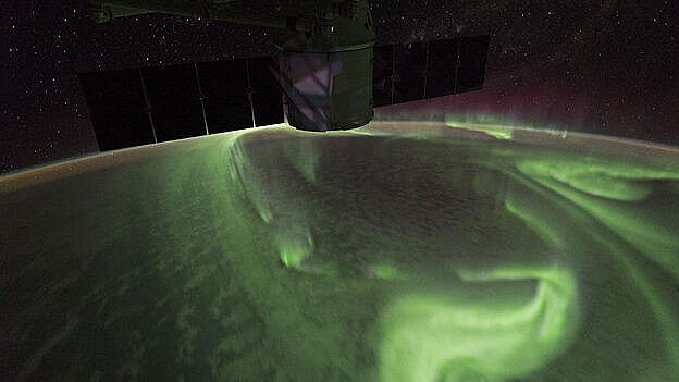 Sydlys – den sydlige halvkugles udgave af nordlys – fotograferet af astronauterne på Den Internationale Rumstation (ISS) 19. august 2017.