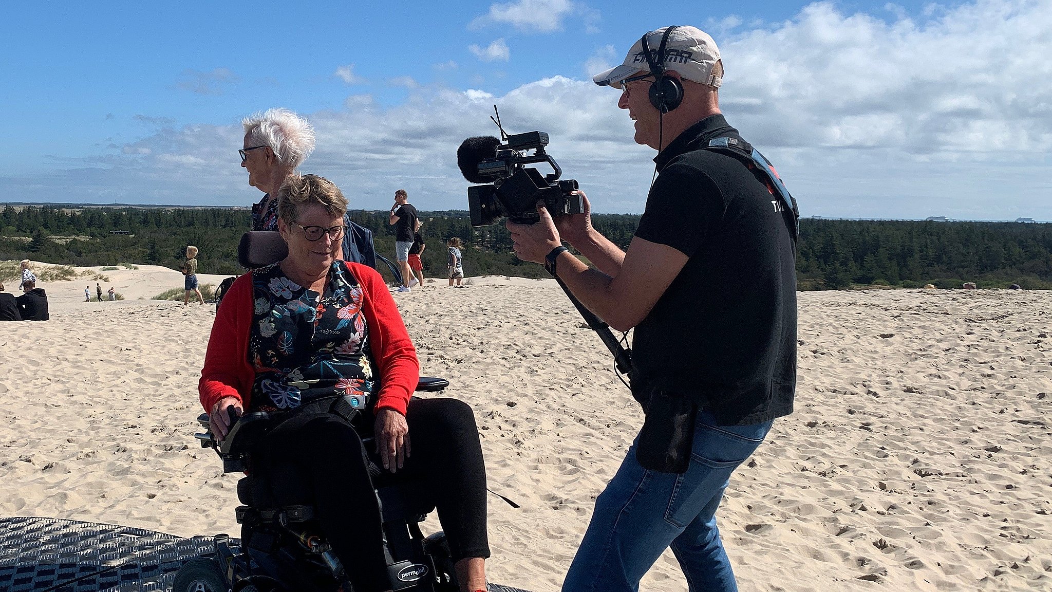 Hver dag byder på nye opgaver. Her er Ivan Johan Hansen en tur på stranden for at filme et nyhedsindslag.