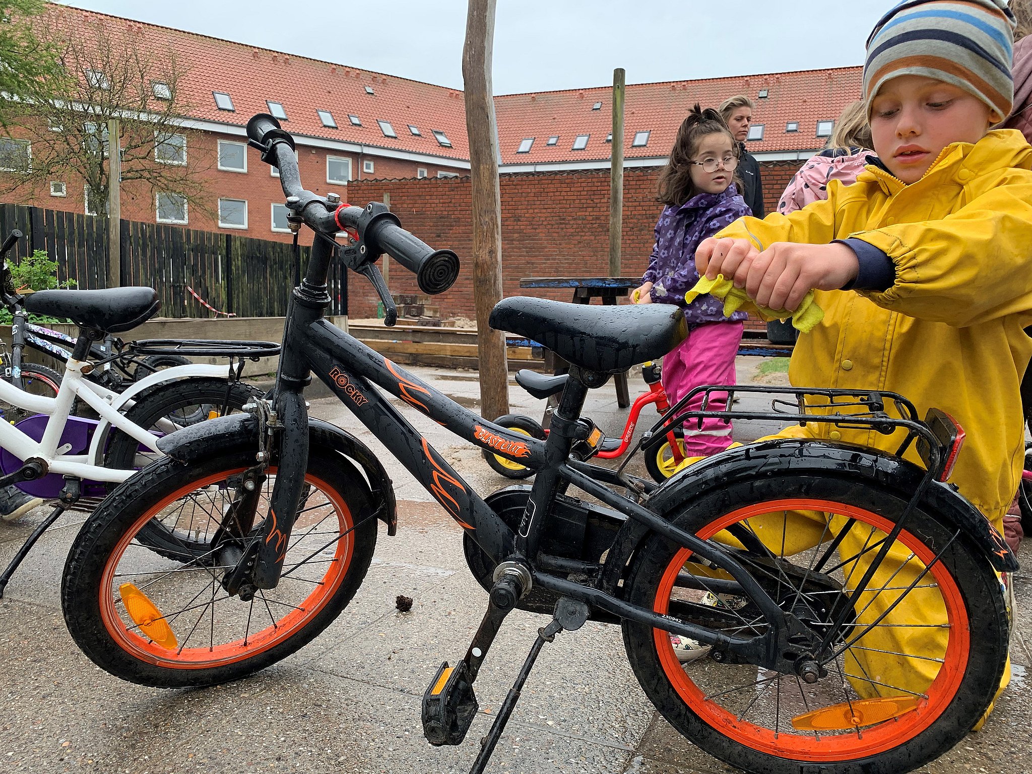 bogstaveligt talt pålægge På hovedet af Brugte cykler får nyt liv i Aalborgs børnehaver | TV2 Nord
