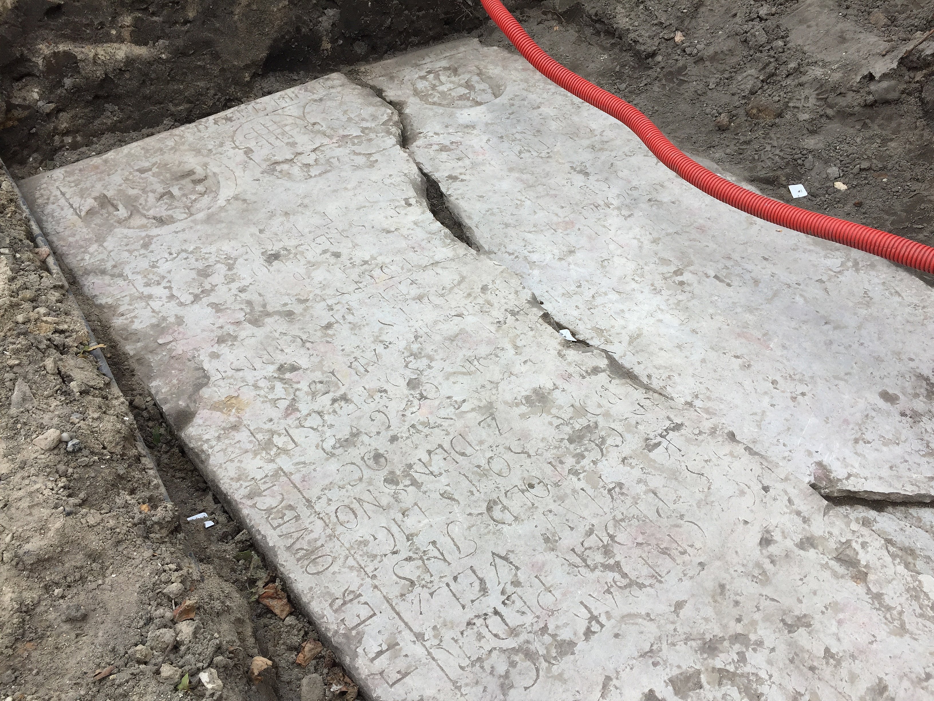 miste dig selv Monarch Akademi Konen døde for sent: Arkæologer finder kæmpe gravsten midt i Aalborg | TV2  Nord