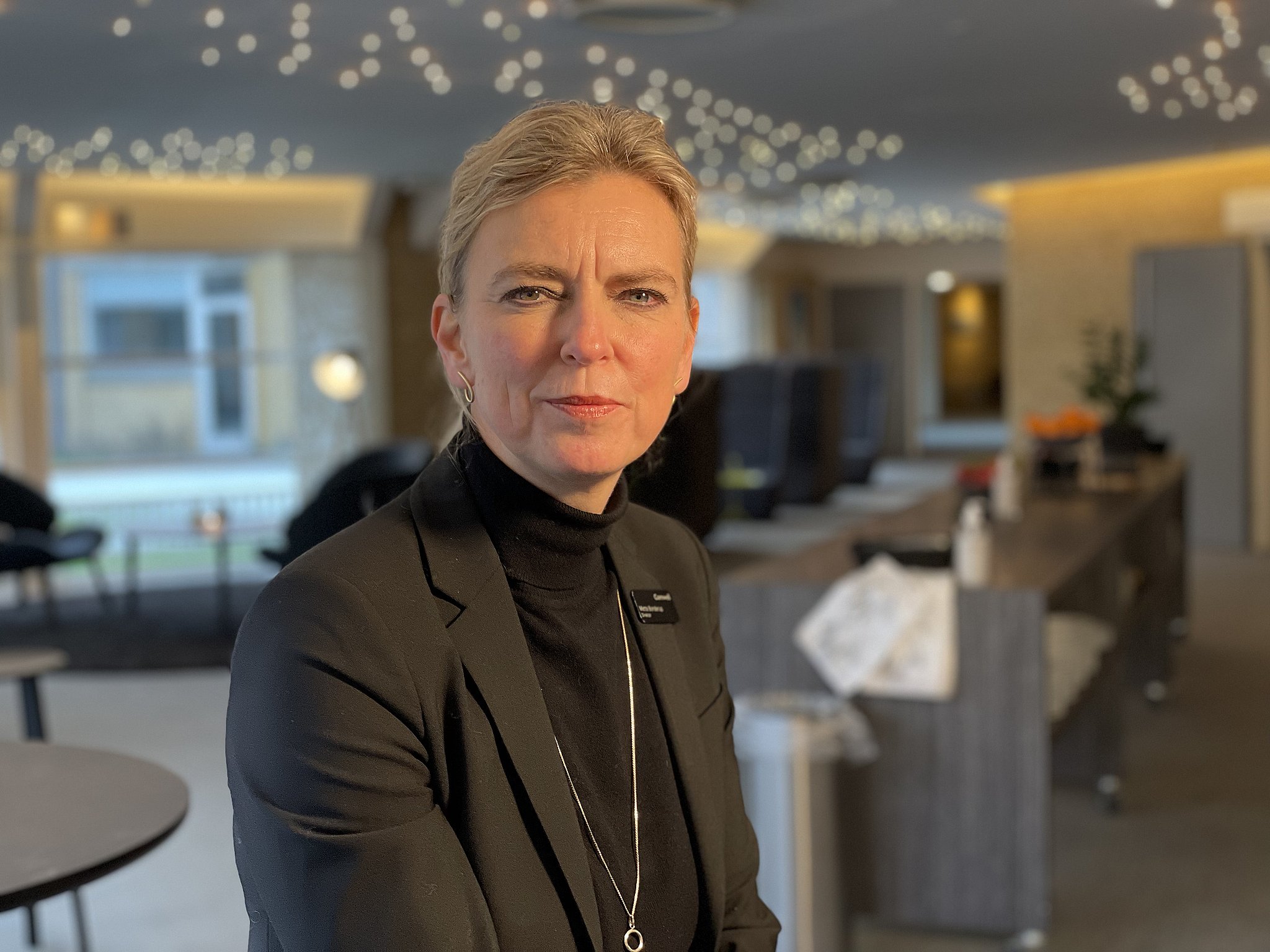 Mette Bonderup, der Hoteldirektør for både Hotel Comwell i Rebild Bakker og Hotel Hvide Hus i Aalborg, håber på, at eksperterne udmelding holder stik.
