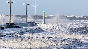 Kraftigt blæsevejr rammer Danmark med vindstød af stærk storm