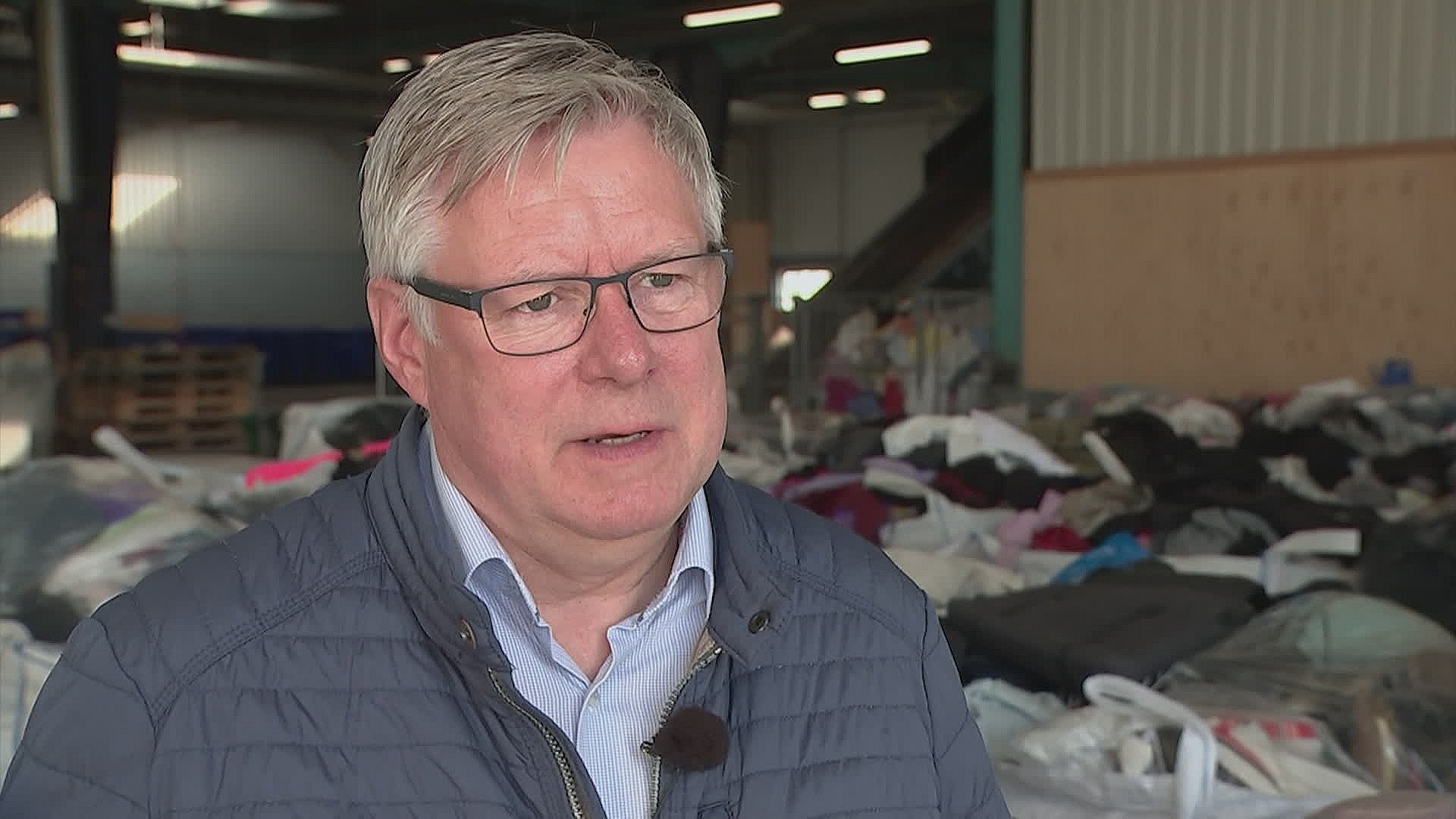 Ordningen med at kommunen skal indsamle tøjaffald er ikke klar endnu, siger teknik- og miljøformand i Hjørring Kommune Søren Smalbro (V), der frygter at brugbart tøj vil blive brændt.