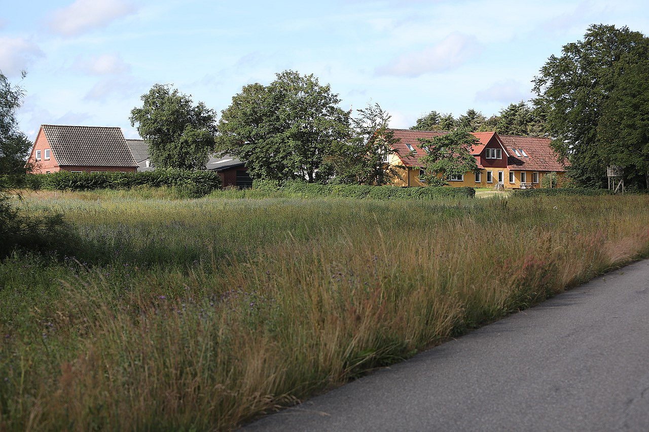 Bostedet ligger i udkanten af Vrå, cirka to kilometer fra togstationen.