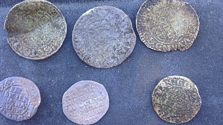 Detektorjagt jackpot: 80 historiske sølvmønter fundet på mark ved | TV2 Nord
