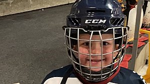 Fræk som en nordjysk slagterhund - syv-årig ishockey-fan tager pis på udeholdets tilhængere