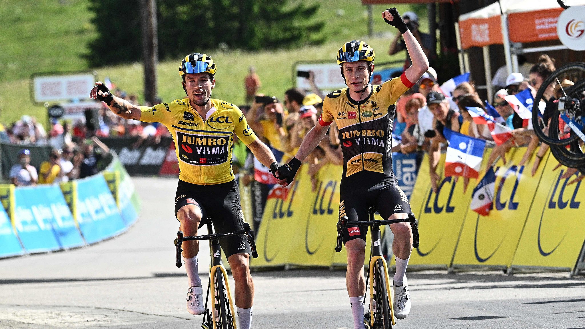 Jonas Vingegaard (th) sammen med holdkammeraten Primoz Roglic. De kommer til at deles om kaptajnrollen i Tour de France.