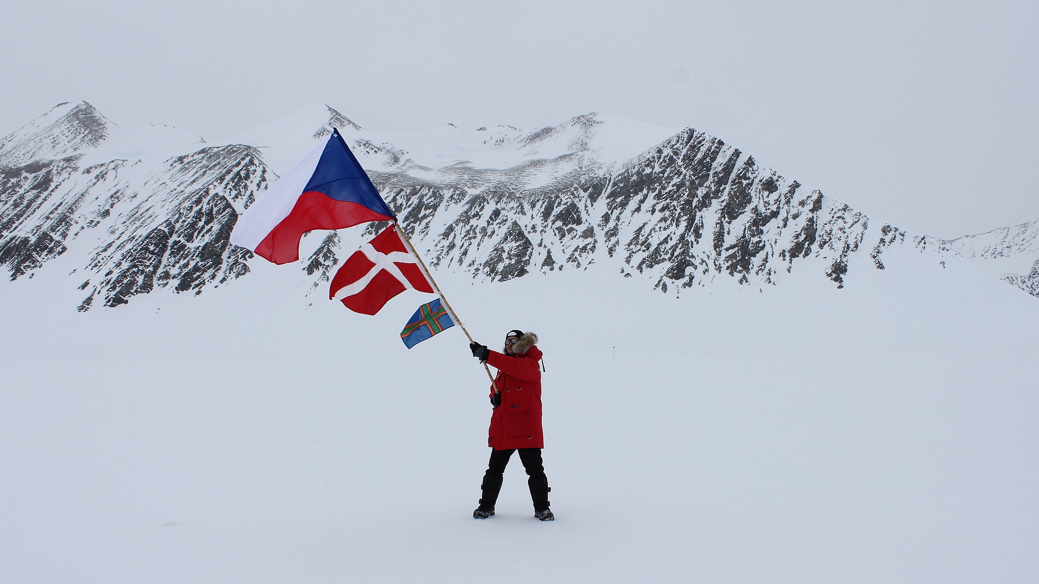 René Gross Kærskov flager med Vendelbrog, Dannebrog og det tjekkiske flag på Sydpolen i 2010. Det tjekkiske flag er med, fordi René rejste med en ven fra Tjekkiet.